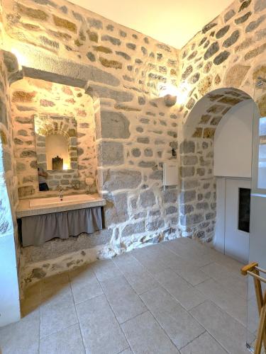 Vannas istaba, Gîte XIIIème siècle - 3 étoiles - WIFI - Salle de sport (Gite XIIIeme siecle - 3 etoiles - WIFI - Salle de sport) in Osse-en-Aspe