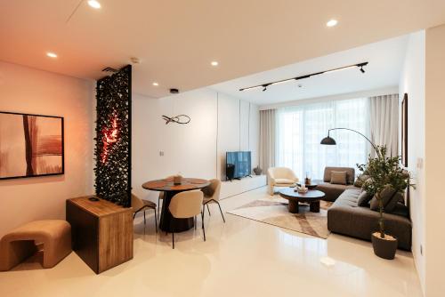 Luxurious Waterfront 1BR with Stunning Sea Views - 15AB02, Dubaj