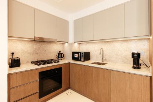 Luxurious Waterfront 1BR with Stunning Sea Views - 15AB02, Dubái (foto 8)