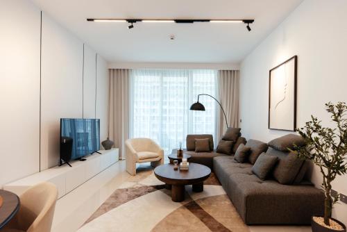 Luxurious Waterfront 1BR with Stunning Sea Views - 15AB02, Dubái (foto 2)