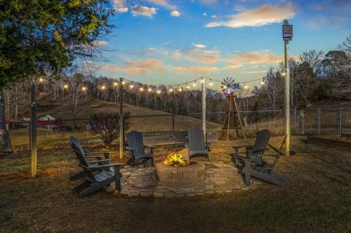 Near Blackberry Farm-smoky Mtn Nat Park-hot Tub- Fire Pit-pet Friendly in Walland, USA