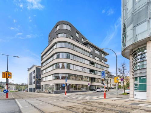 Elegant 2BR with Balcony in Ville Haute Center - image 5