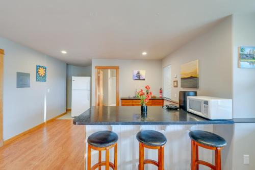 Quaint Mount Vernon Studio Rental w/ Big Lake View in Mount Vernon (WA)