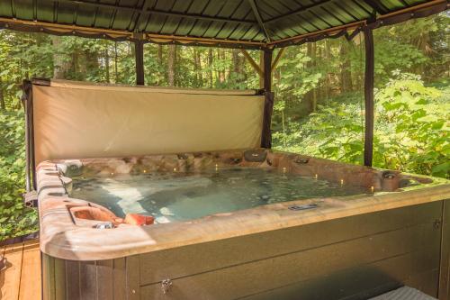 Pezsgőfürdő, Fireside - Waterfront Resort Style Executive Cottage in Moore Falls