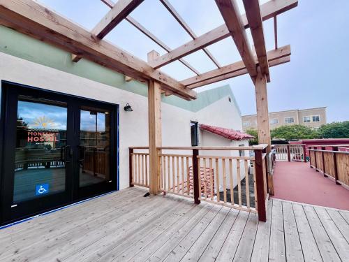 Monterey Hostel - 숙소 외관