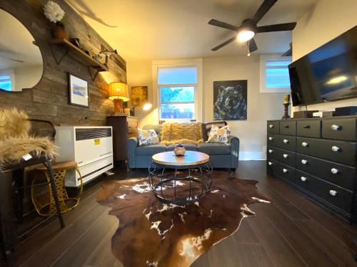 The Chic Guest Retreat in Old Town near CSU