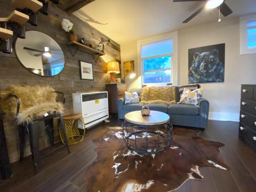The Chic Guest Retreat in Old Town near CSU in East Dale
