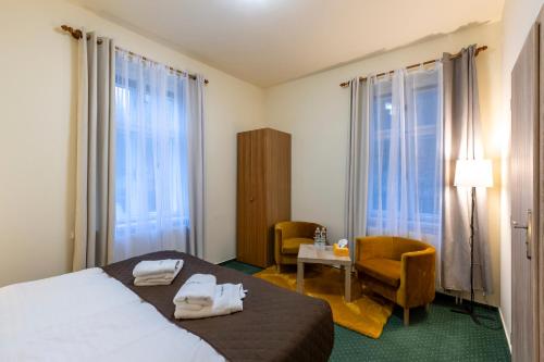 2 twin beds, 1 sofa bed