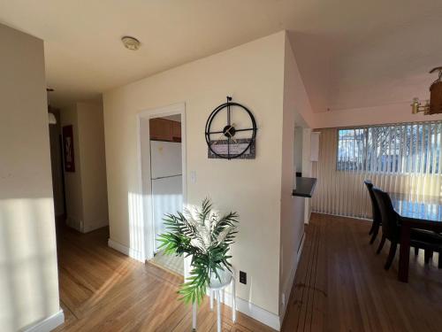 Cozy Artistic Room Available in Delta Surrey Best Price in Delta, Canada