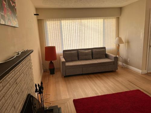 Cozy Artistic Room Available in Delta Surrey Best Price in Delta, Canada