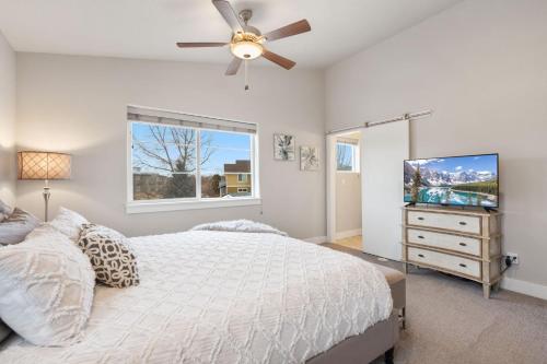 Elegant Oasis - Fireplaces, King Beds, Mtn Views! in Fort Collins, USA