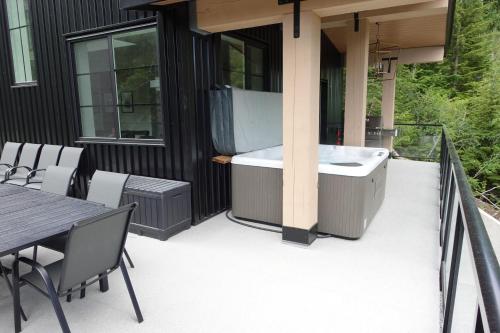 Pezsgőfürdő, Black Diamond Cabin - Sasquatch Mountain Resort in Hemlock Valley (BC)