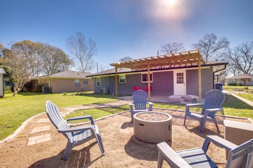 Pet-Friendly Tomball Cottage Steps to Downtown!