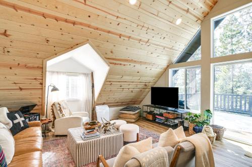 East Shore Peninsula Cabin w/ Pickleball Court