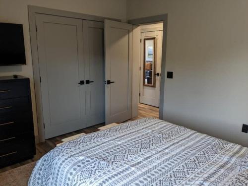 Modern Downtown Condo - image 3