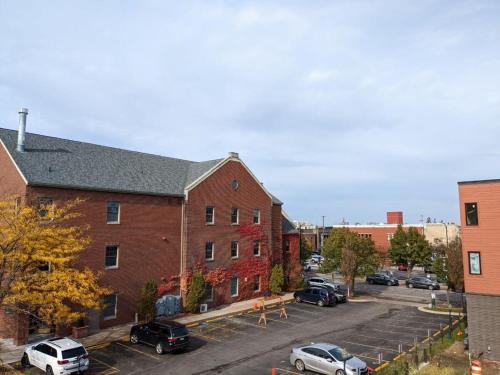 Modern Downtown Condo - image 11