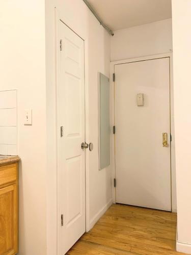 Shered bathroom 4 SofaBed + loftbed + kitchen, New York (Foto 6)