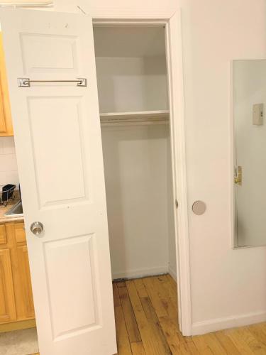 Shered bathroom 4 SofaBed + loftbed + kitchen, New York (Foto 8)