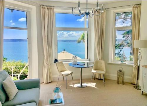 180° Water View Apartment - Simply Amazing