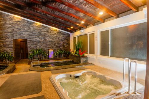 Bañera de hidromasaje, Sangay Spa Hotel in Banos