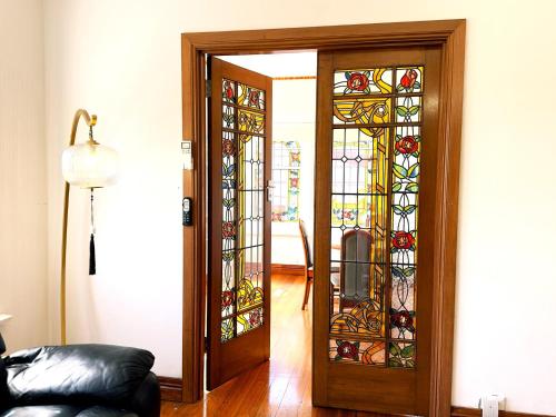 Handcrafted stained-glass cottage, free parking - Apartment - Hobart