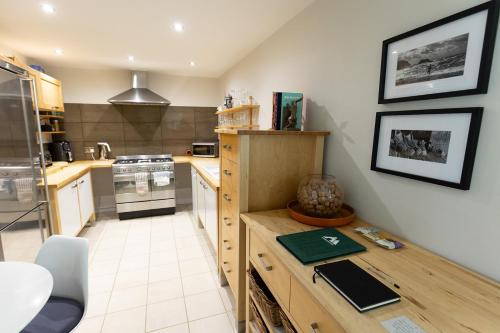 BIRDS EDGE COTTAGE - Luxury 2 Bedroom Cottage with Amazing Views, Near Holmfirth in Yorkshire