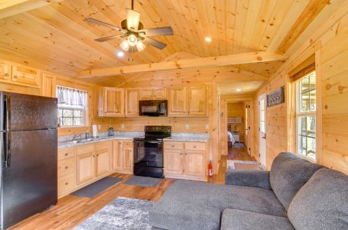 Peaceful Cabin 2 Mi to Dale Hollow Lake in Albany, USA