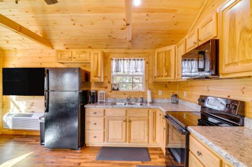 Peaceful Cabin 2 Mi to Dale Hollow Lake in Albany, USA