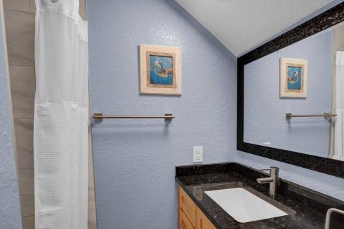 1B 2Ba Seaside Getaway Pool Oceanside in Marathon, USA