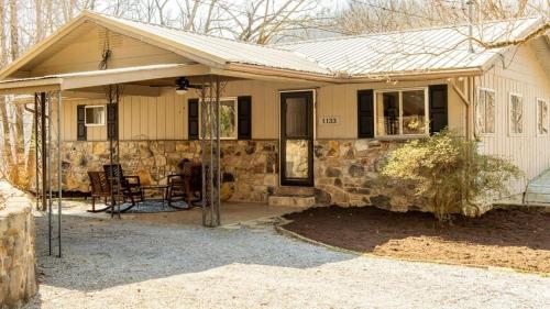 Little Smokys Retreat  5 Bedroom  Only 10 min to Gatlinburg and Pigeon Forge! - image 4