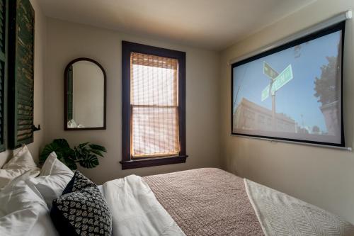 Designer Home, Hot Tub, Private Yard, & Projector in Hudson, USA