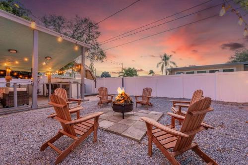 5BR + 10min to Beach + Dogs Allowed +Near Hospital in St Petersburg, USA