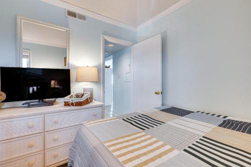 Breezy Oceanfront Condo with Lanai Steps to Beach! - image 9