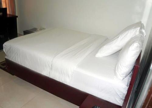 De Rigg Place De Rigg Place is conveniently located in the popular Lagos area. Both business travelers and tourists can enjoy the hotels facilities and services. Free Wi-Fi in all rooms, 24-hour front desk, car pa