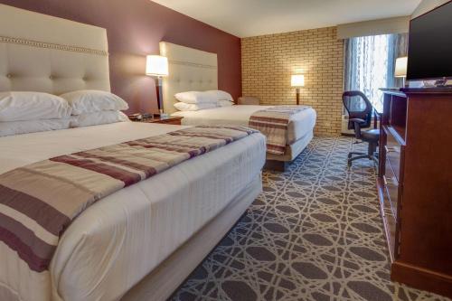 2 queen beds