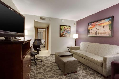 2 queen beds, 1 sofa bed