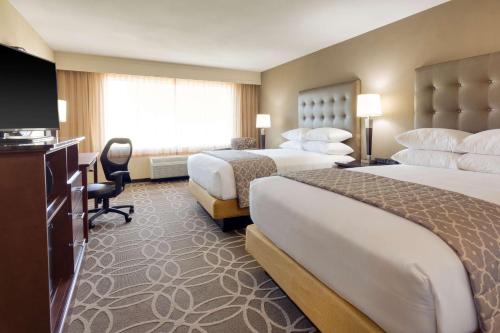 2 queen beds