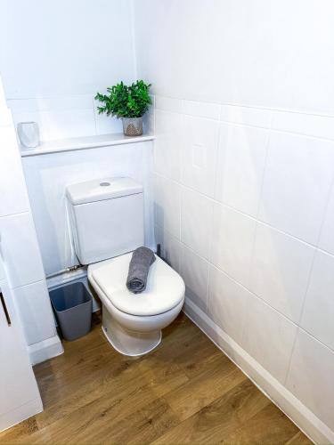 Crusader Apartment in the City Centre by Huku Kwetu- Nottingham - image 7