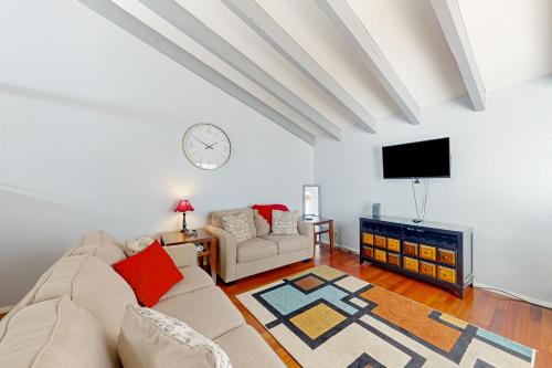 Happy Hours Townhome - Tap to explore photos