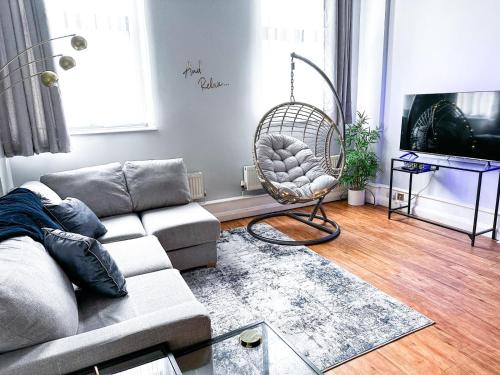 Crusader Apartment in the City Centre by Huku Kwetu- Nottingham - image 3