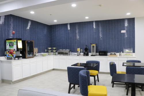 Quality Inn and Suites - image 11