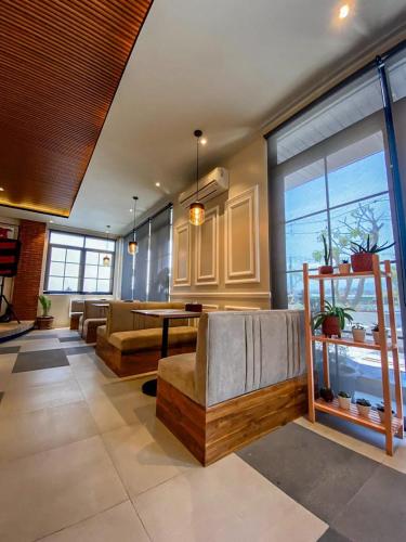 กาโลกา แอร์พอร์ต โฮเต็ล (Kaloka Airport Hotel) in ซัมบาวา