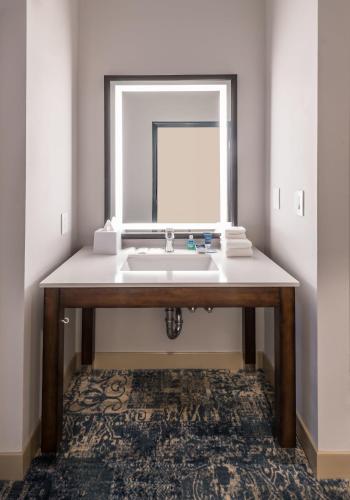 Four Points by Sheraton Anchorage Downtown - image 10