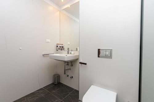 Seaside apartments with a swimming pool Brela Makarska - 20229 - image 3