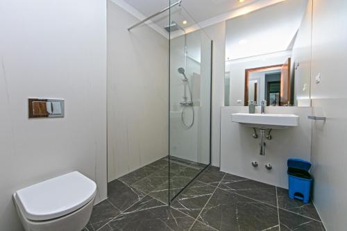 One-Bedroom Apartment with Terrace and Sea View image 10