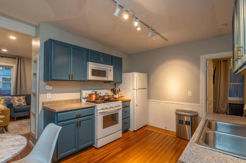 Beautiful Mid-century Modern Apartment In Prov in Providence, USA