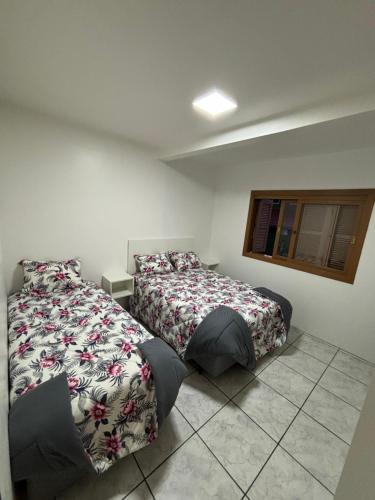 2 bedrooms, 5 beds