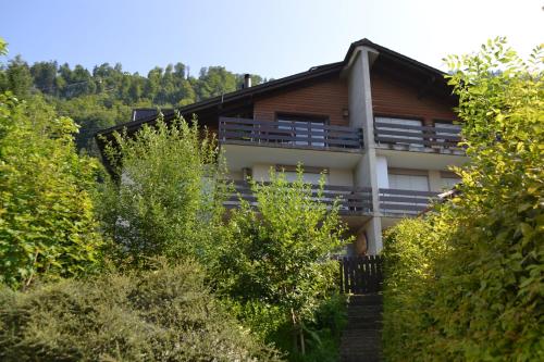 Two-bedroom Apartment for 4-5 guests with lake and mountain views