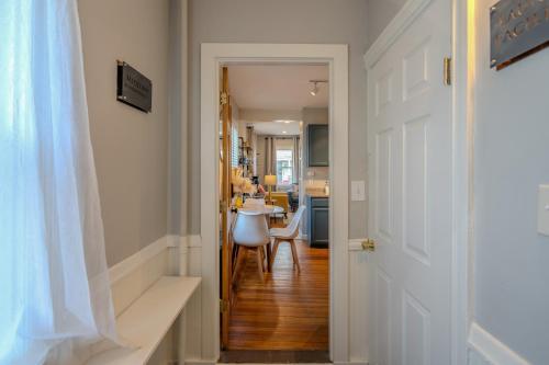 Beautiful Mid-century Modern Apartment In Prov in Providence, USA