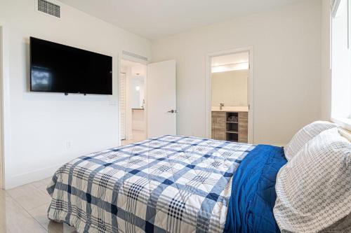 Cozy 3 Bed 2 Bath Apt W Free Parking Near Beach! in Hallandale Beach, USA